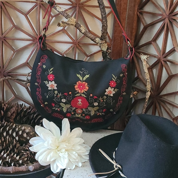 BEAUTIFUL BLACK EMBROIDERED ZIP TOP HANDBAG.MULTI - Picture 7 of 16